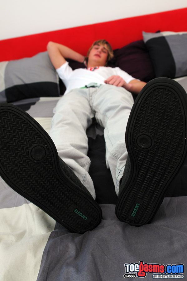 czechoutthosefeet_tg_01