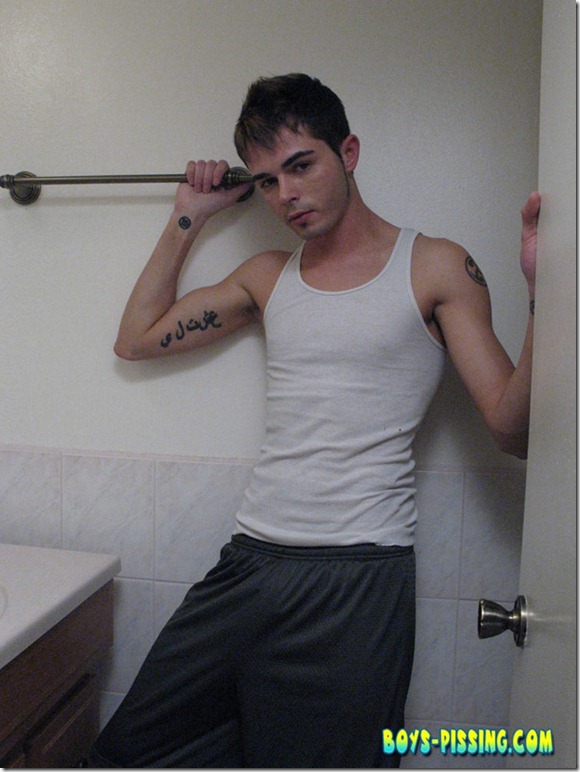 boys-pissing-turkstoiletpissandstroke_bp_01 (1)