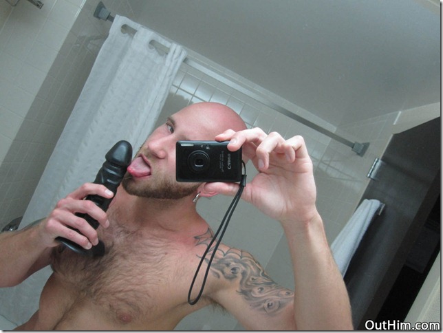 gayroom-Closet_and_shy_gay_exposed_online